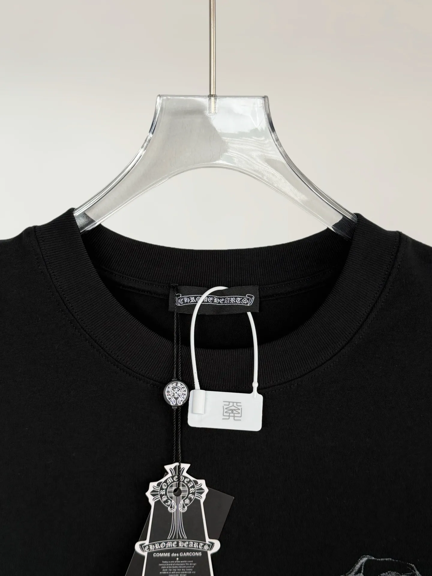 P170 [High Quality] Chrome hearts embroidered front and back printing + embroidered horseshoe brand logo, front and back panels are designed with embroidery + printing + rivet embroidery heavy craftsmanship. High-end customized 32 count 280g fabric. Soft to the touch. Comfortable to wear. Exquisite stitching. Fine workmanship. The upper body effect is incomparably handsome! Same style for men and women 𝐂𝐎𝐋𝐎𝐔𝐑: White Black 𝐒𝐈𝐙𝐄: S-XL Size chart: S: Shoulder width 51-Bust 55-Length 70 M: Shoulder width 53-Bust 57-Length 72 L: Shoulder width 55-Bust 59-Length 74 XL: shoulder width 57-bust 61-length 76